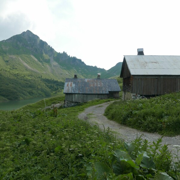Nuit en refuge au bord d'un lac