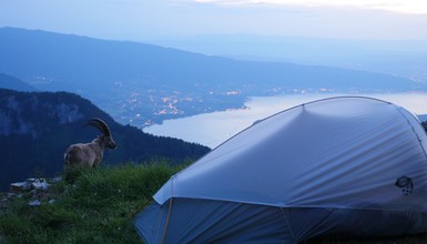Les bonnes pratiques pour un bivouac respectueux au bord du Lac d'Annecy
