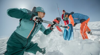 Apprendre à se servir de son matériel de secours en avalanche: DVA, Pelle et Sonde.